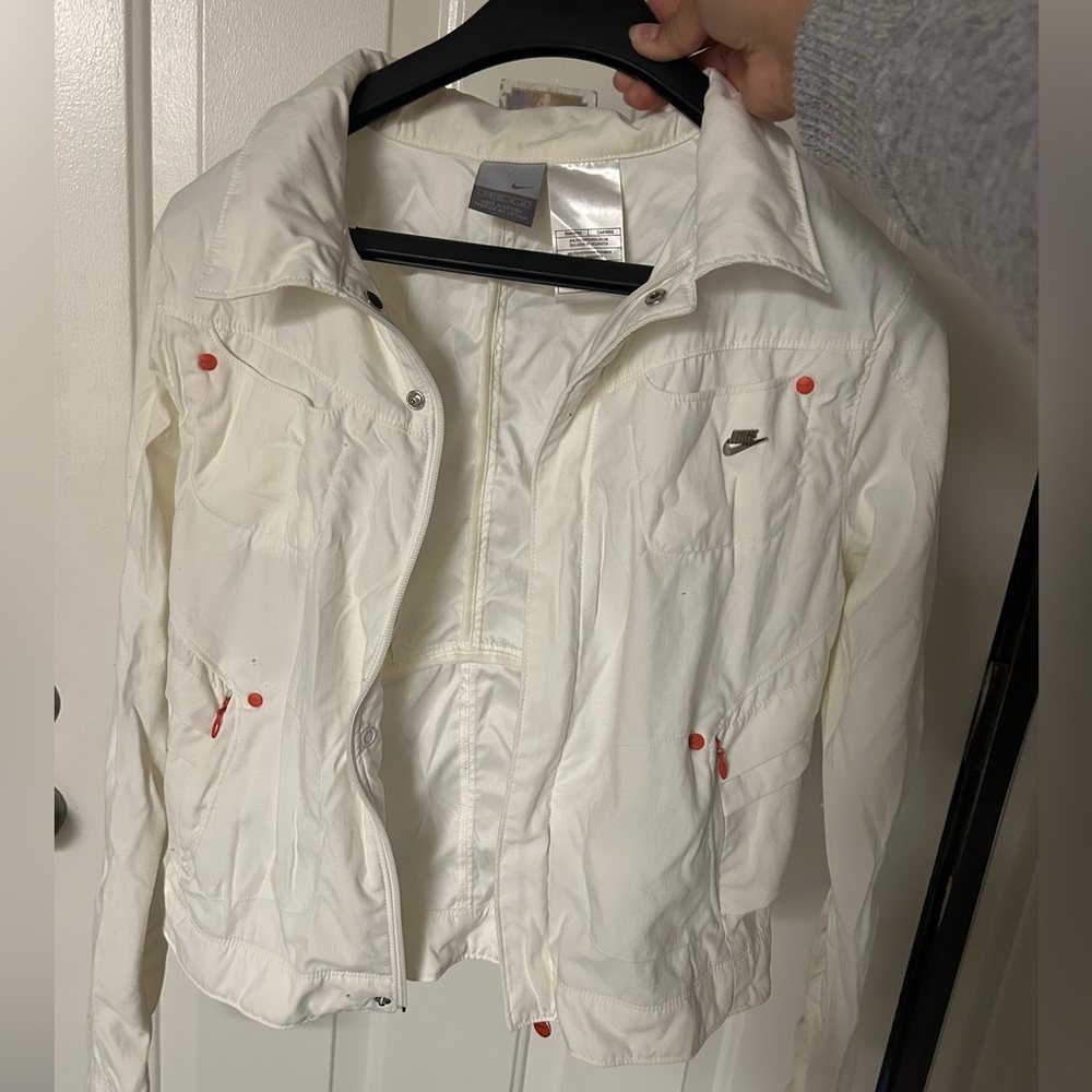 Women’s Nike Jacket 🤍 Fashionable and Manageable.